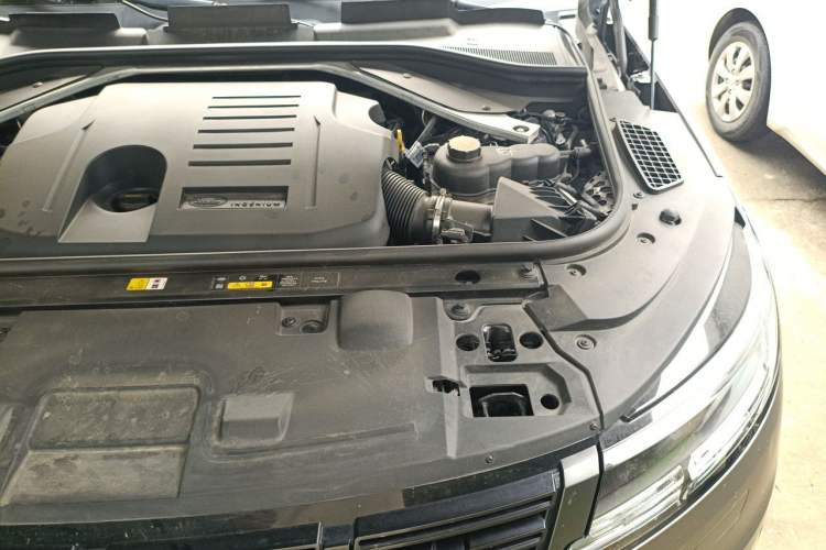 Used Land Rover Range Sport 2023 400PS Dynamic SE Engine Bay Left