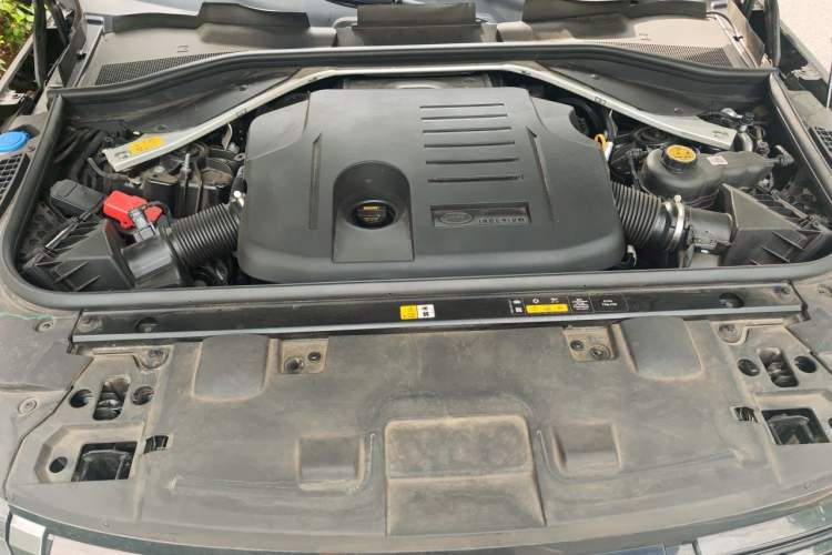 Used Land Rover Range Sport 2023 360 PS S Engine Bay