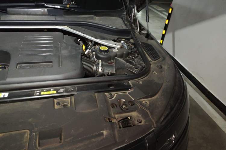 Used Land Rover Range Sport 2023 400PS Dynamic SE Engine Bay Left