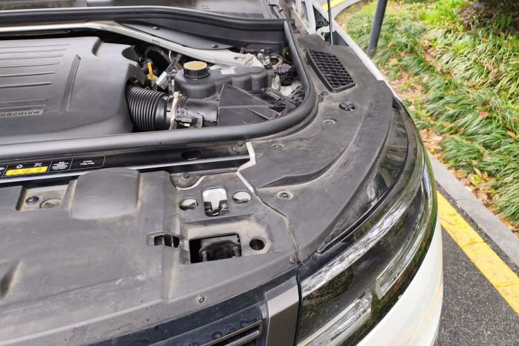 Used Land Rover Range Sport 2023 400PS Dynamic HSE Engine Bay Left