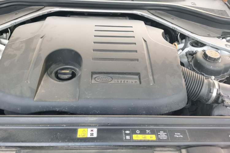 Used Land Rover Range Sport 2023 360 PS S Engine Bay