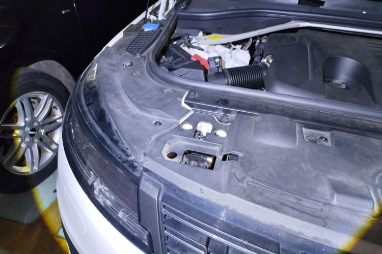 Used Land Rover Range Sport 2023 400PS Dynamic SE Engine Bay Right