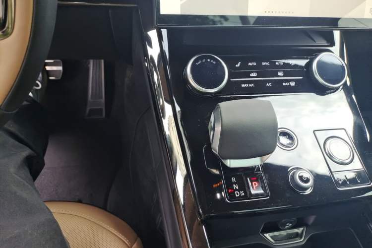 Used Land Rover Range Sport 2023 400PS Dynamic SE Gear Lever