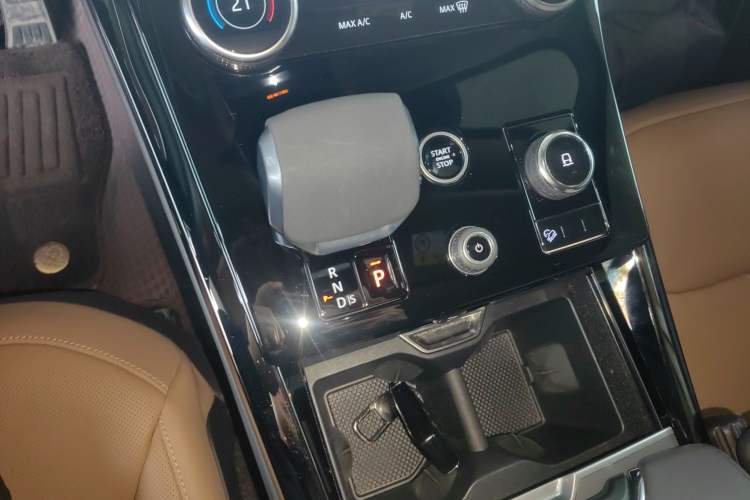 Used Land Rover Range Sport 2023 400PS Dynamic SE Gear Lever