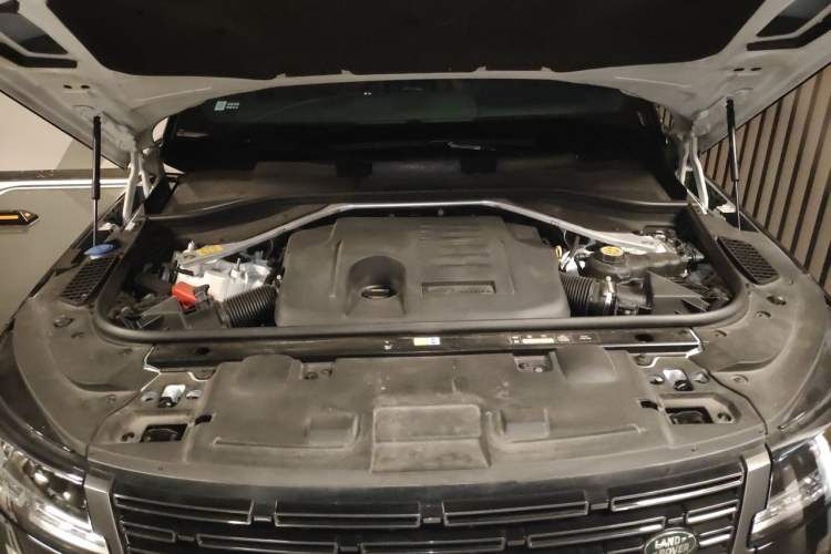 Used Land Rover Range Sport 2024 400PS Dynamic SE Engine Bay