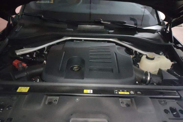 Used Land Rover Range Sport 2024 400PS Dynamic SE Engine Bay