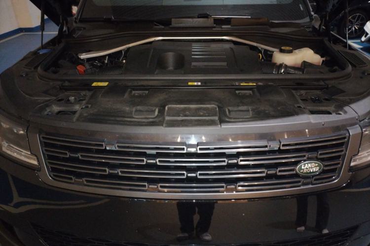 Used Land Rover Range Sport 2024 400PS Dynamic SE Engine Bay