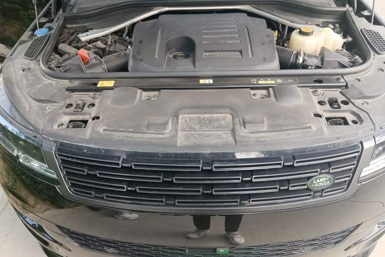 Used Land Rover Range Sport 2024 400PS Dynamic SE Engine Bay