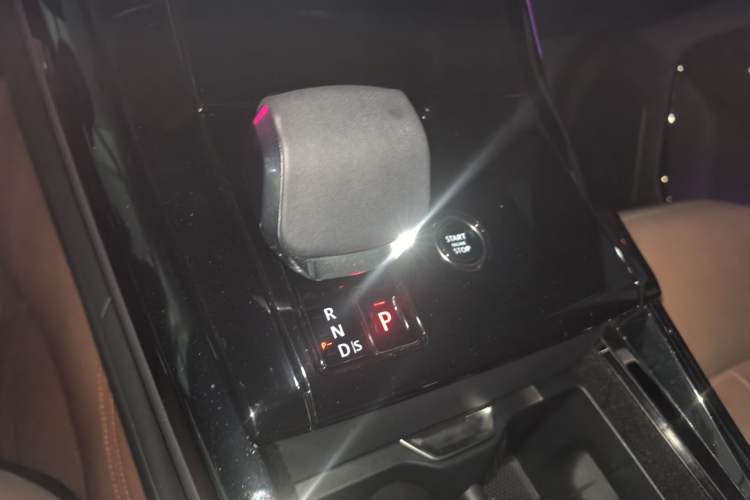 Used Land Rover Range Sport 2024 400PS Dynamic SE Gear Lever