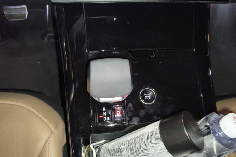 Used Land Rover Range Sport 2024 400PS Dynamic SE Gear Lever