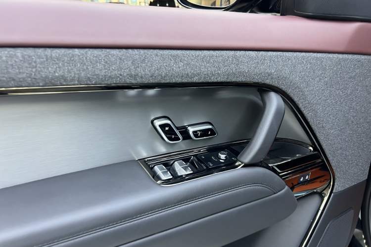 Used Land Rover Range Sport 2024 400PS Dynamic SE Interior 10