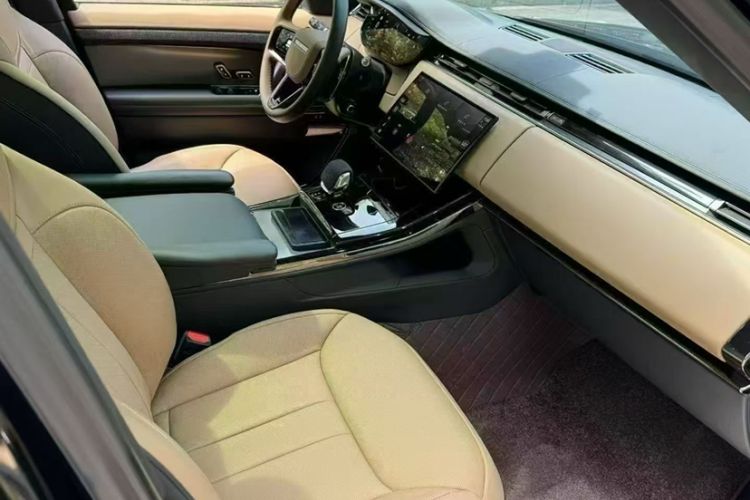 Used Land Rover Range Sport 2024 400PS Dynamic SE Interior 4