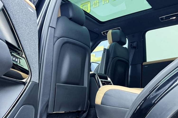 Used Land Rover Range Sport 2024 400PS Dynamic SE Interior 8