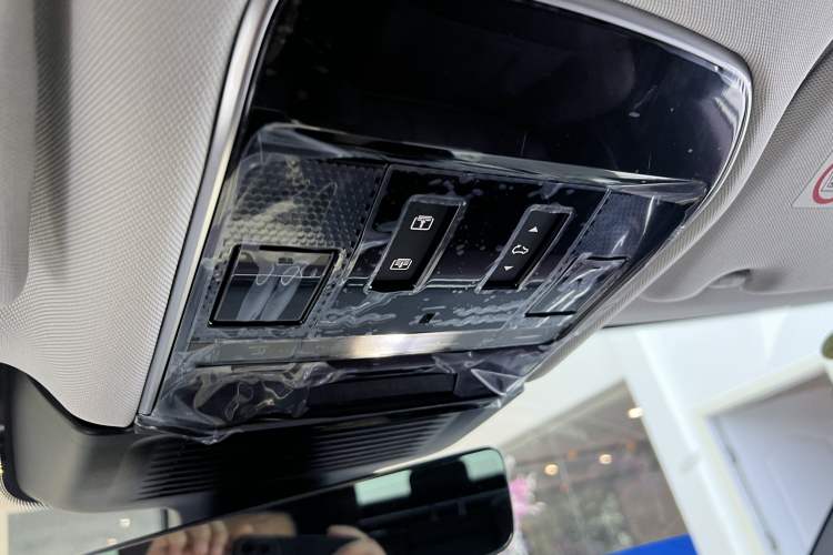 Used Land Rover Range Sport 2024 400PS Dynamic SE Interior 9