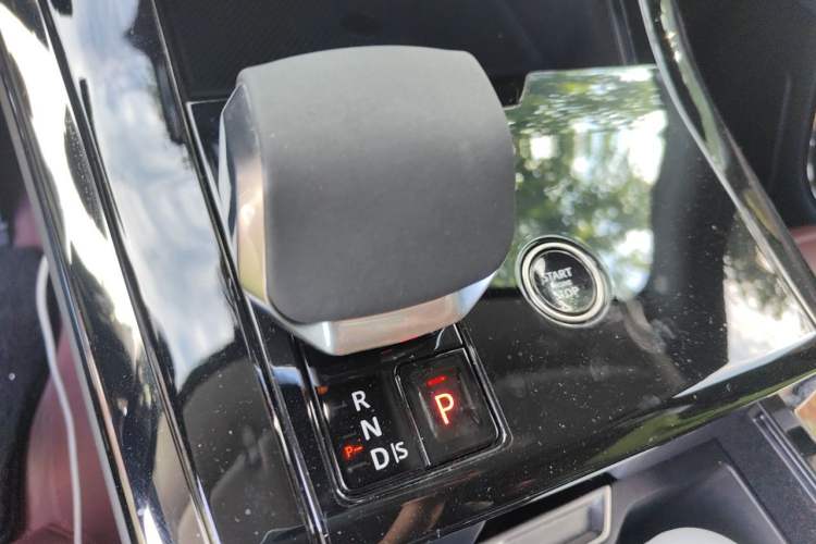 Used Land Rover Range Sport 2024 400PS Dynamic SE Gear Lever