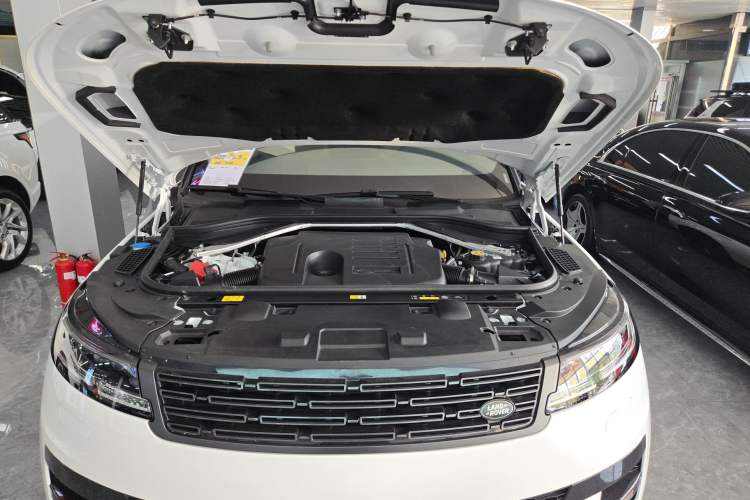 Used Land Rover Range Sport 2024 400PS Dynamic SE Engine Bay