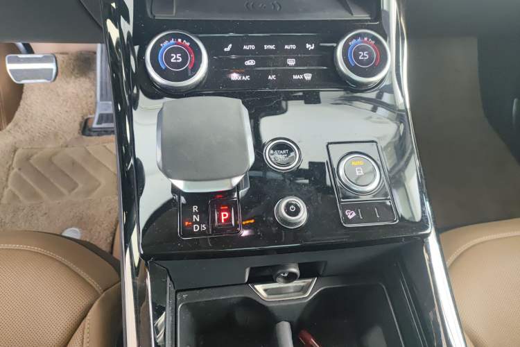 Used Land Rover Range Sport 2024 400PS Dynamic SE Gear Lever