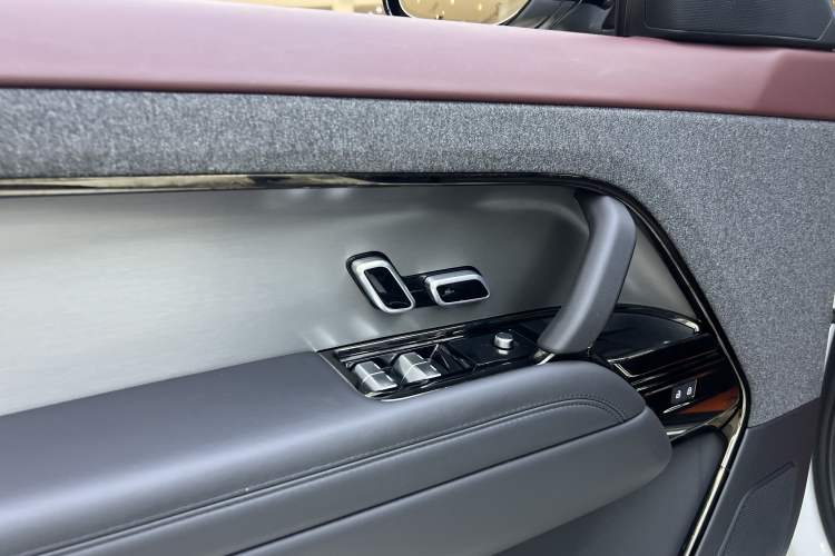 Used Land Rover Range Sport 2024 400PS Dynamic SE Interior 12
