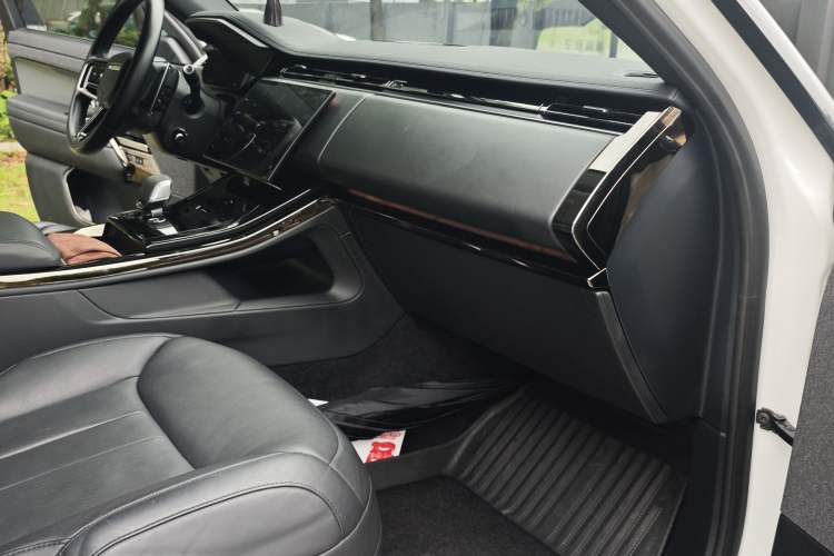 Used Land Rover Range Sport 2024 400PS Dynamic SE Interior 6
