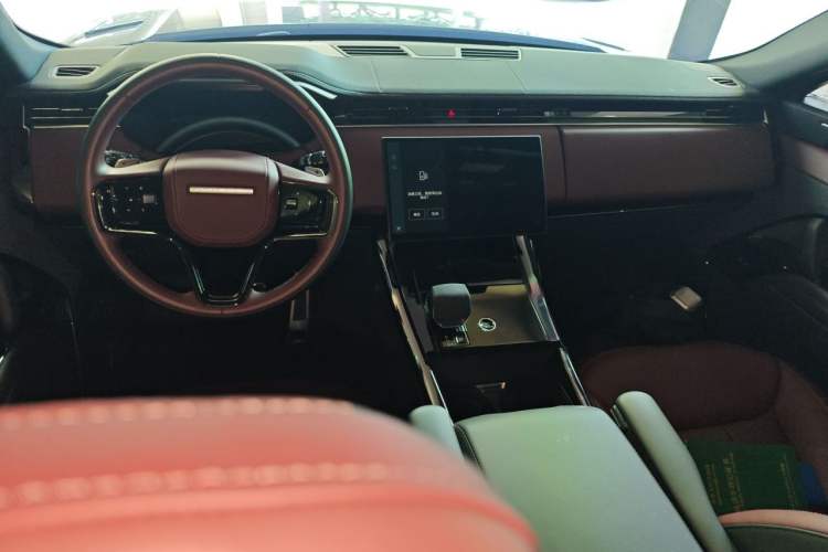 Used Land Rover Range Sport 2025 400 PS Dynamic SE Center Console