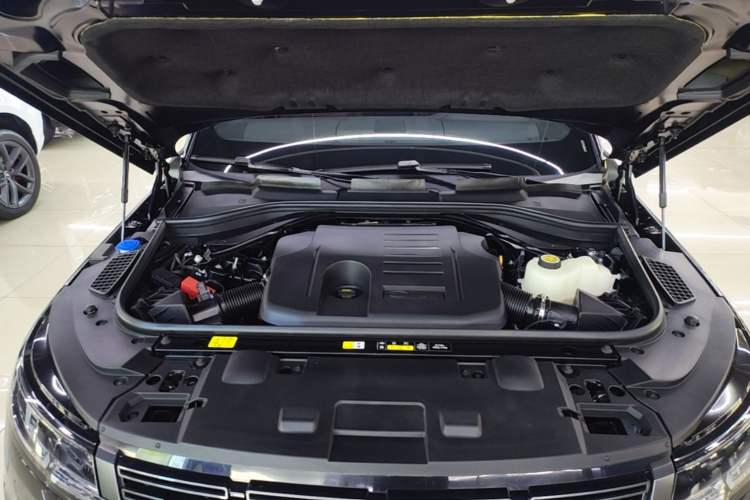 Used Land Rover Range Sport 2025 400 PS Dynamic SE Engine Bay