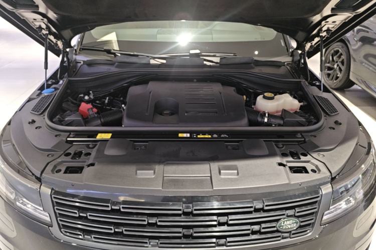 Used Land Rover Range Sport 2025 400 PS Dynamic SE Engine Bay