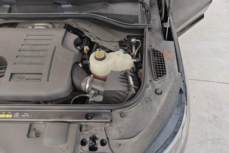 Used Land Rover Range Sport 2025 400 PS Dynamic SE Engine Bay Left