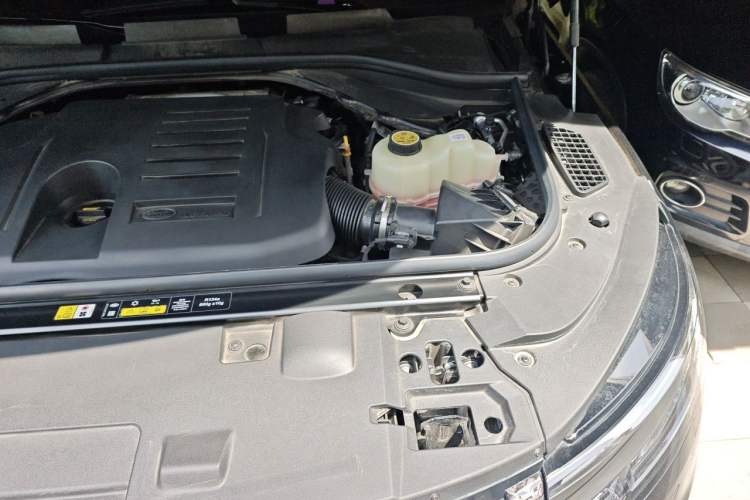 Used Land Rover Range Sport 2025 400 PS Dynamic SE Engine Bay Left