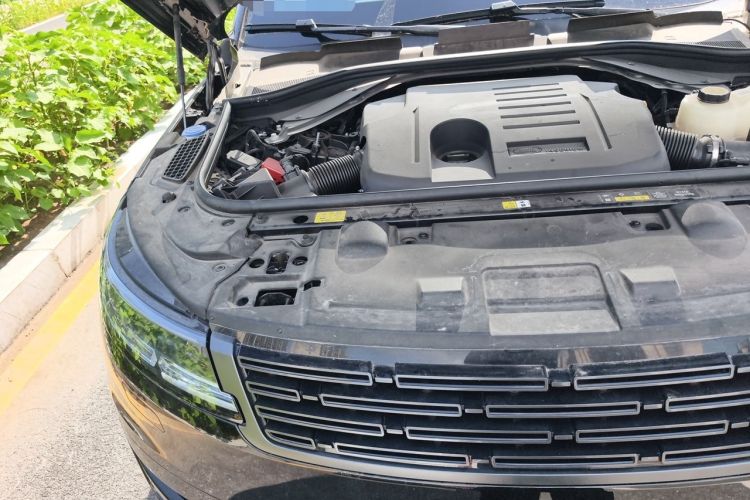 Used Land Rover Range Sport 2025 400 PS Dynamic SE Engine Bay Right