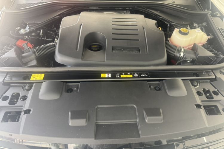 Used Land Rover Range Sport 2025 400 PS Dynamic SE Engine Bay