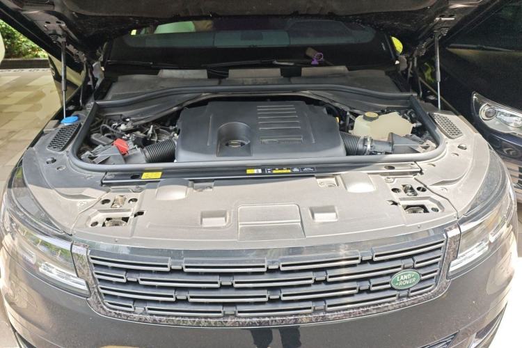 Used Land Rover Range Sport 2025 400 PS Dynamic SE Engine Bay
