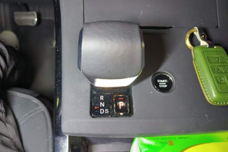 Used Land Rover Range Sport 2025 400 PS Dynamic SE Gear Lever