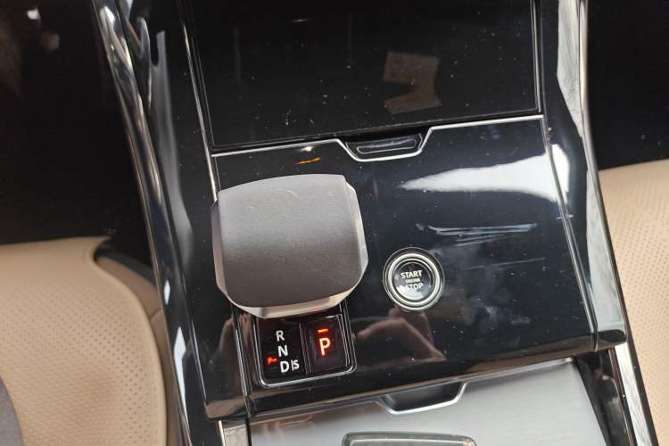 Used Land Rover Range Sport 2025 400 PS Dynamic SE Gear Lever