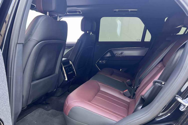 Used Land Rover Range Sport 2025 400PS Stealth Edition Interior 6