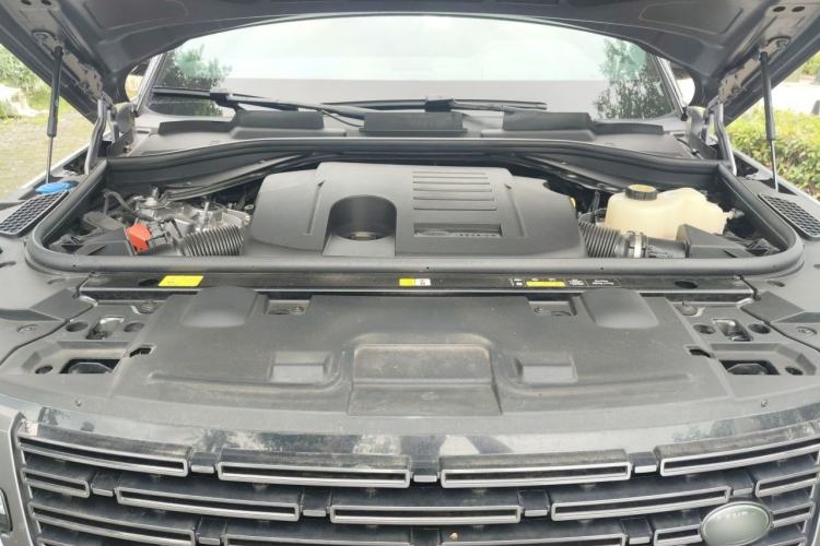 Used Land Rover Range Sport 2025 400 PS Dynamic SE Engine Bay