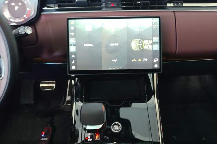 Used Land Rover Range Sport 2025 400 PS Dynamic SE Audio And AC Panel
