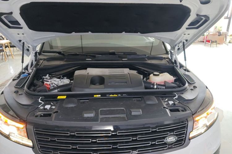 Used Land Rover Range Sport 2025 400 PS Dynamic SE Engine Bay