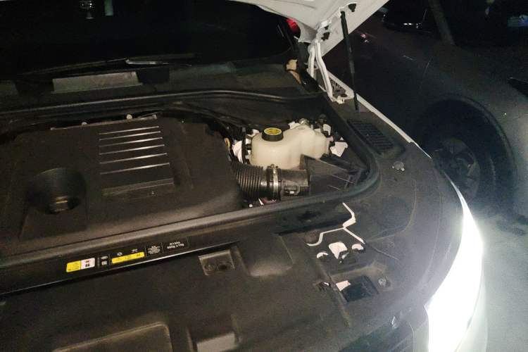 Used Land Rover Range Sport 2025 400 PS Dynamic SE Engine Bay Left
