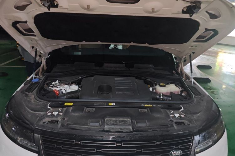 Used Land Rover Range Sport 2025 400 PS Dynamic SE Engine Bay