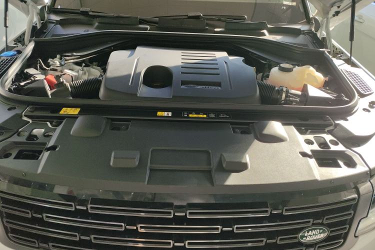 Used Land Rover Range Sport 2025 400 PS Dynamic SE Engine Bay