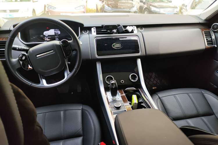Used Land Rover Range SportNew Energy 2019 P400e HSE Center Console