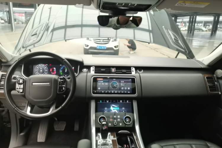 Used Land Rover Range SportNew Energy 2019 P400e HSE Center Console