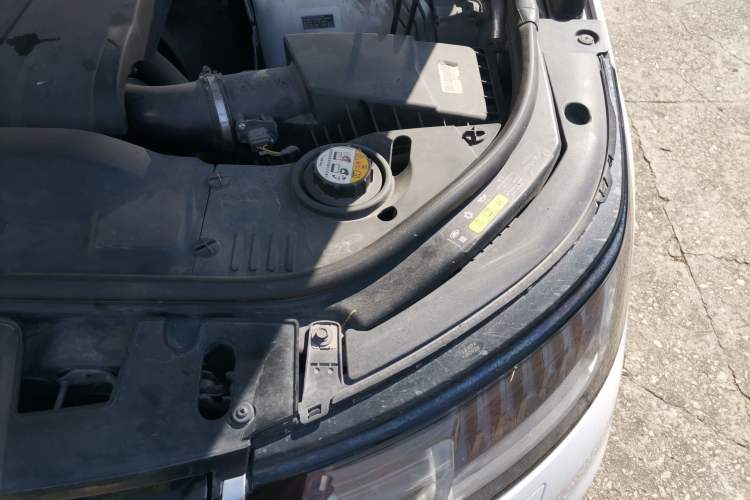 Used Land Rover Range SportNew Energy 2019 P400e SE Engine Bay Left