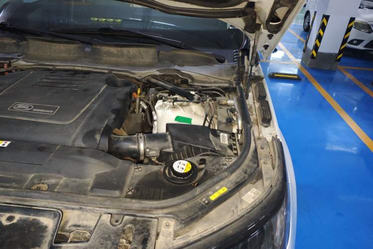 Used Land Rover Range SportNew Energy 2021 P400e SE Engine Bay Left