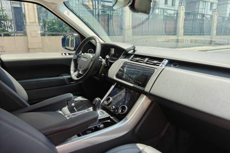 Used Land Rover Range SportNew Energy 2022 P400e SE Interior 7