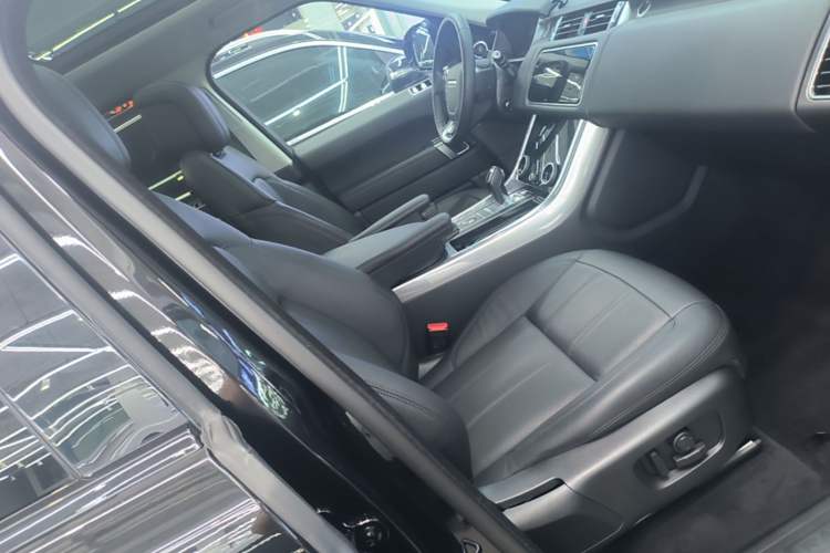 Used Land Rover Range SportNew Energy 2022 P400e SE Right Front Seat