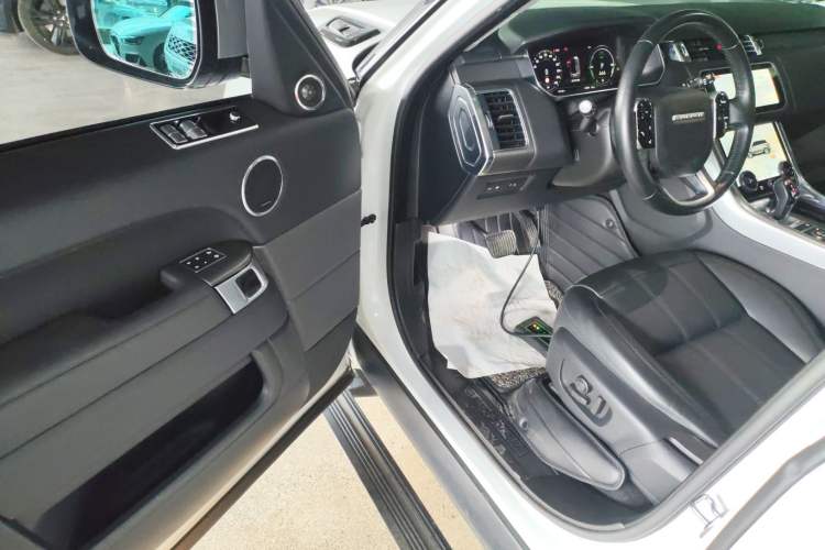 Used Land Rover Range SportNew Energy 2022 P400e SE Interior 3