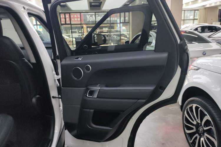 Used Land Rover Range SportNew Energy 2022 P400e SE Interior 6
