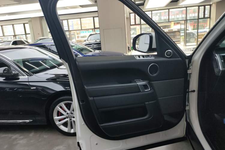Used Land Rover Range SportNew Energy 2022 P400e SE Interior 7