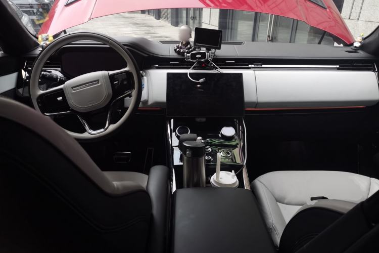 Used Land Rover Range SportNew Energy 2023 P510e Plug-in Hybrid – First Edition Center Console